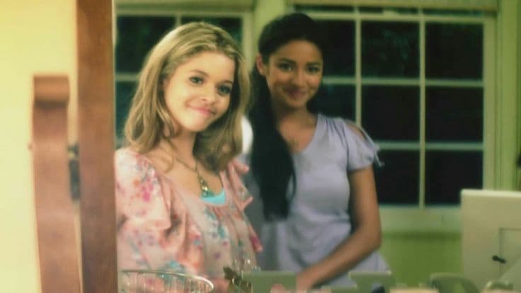 Emily and Alison having a little moment in S1 flashback