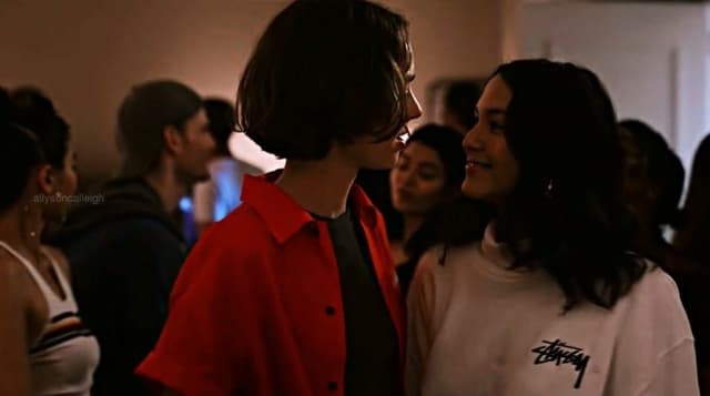 Casey and Izzie are about to kiss.