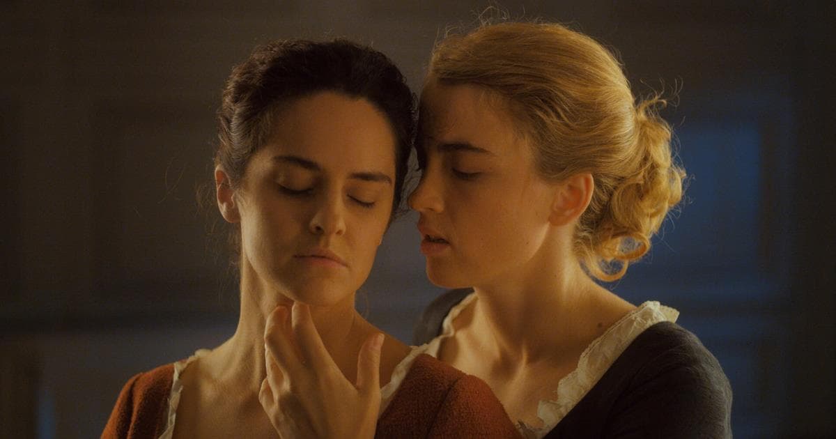 Marianne caresses Héloïse passionately